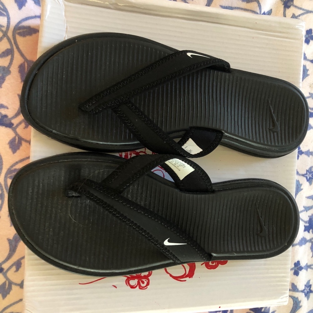 New Nike Flip Flops